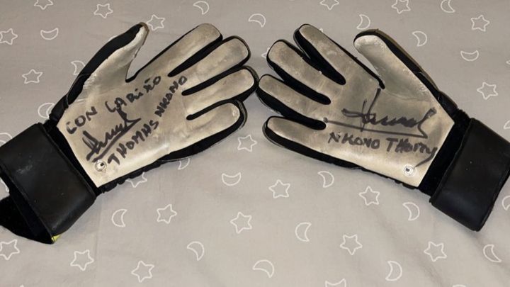 Los guantes dedicados por Tommy N'Kono.