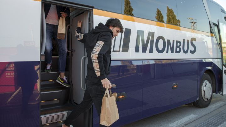 João Félix se baja del autocar en otra comida de hermanamiento del Atlético.