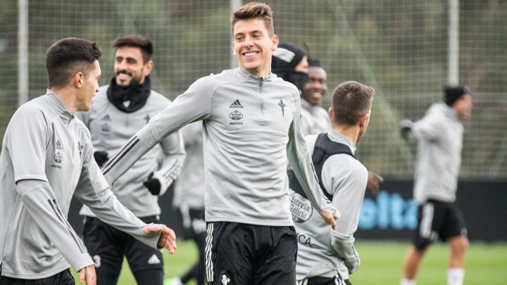 José Fontán realiza ejercicios de calentamiento durante un entrenamiento del Celta.