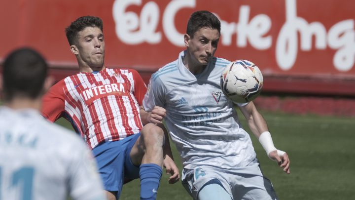 Pablo Martínez pugna por el balón con el jugador del Sporting, Nacho Méndez.