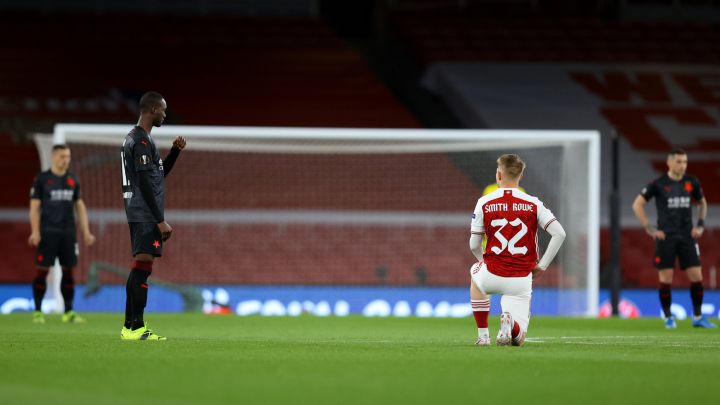El Arsenal se arrodilla en contra del racismo… Y el Slavia se niega