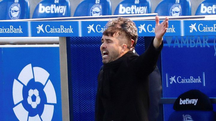 Coudet da indicaciones a sus jugadores durante el partido contra el Alavés