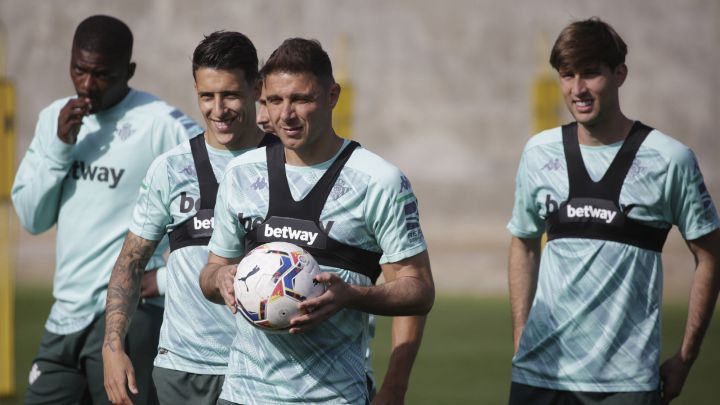 El capitán del Betis Joaquín Sánchez no piensa todavía en retirarse aunque cumplirá 40 años en julio: "Quiero seguir al menos una temporada más".