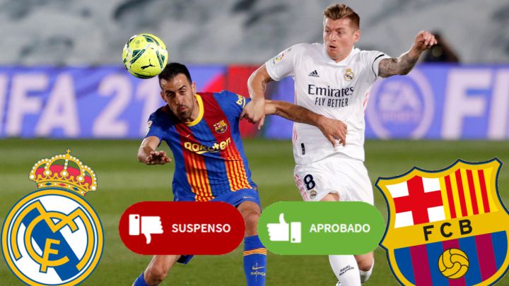 Sergio Busquets y Toni Kroos disputan un balón en el Clásico Real Madrid-Barcelona de la jornada 30 de LaLiga Santander
