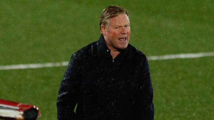 Koeman gesticula durante el partido entre Real Madrid y Barcelona.