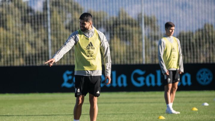 El central mexicano Néstor Araújo, con el balón, durante un entrenamiento del Celta.