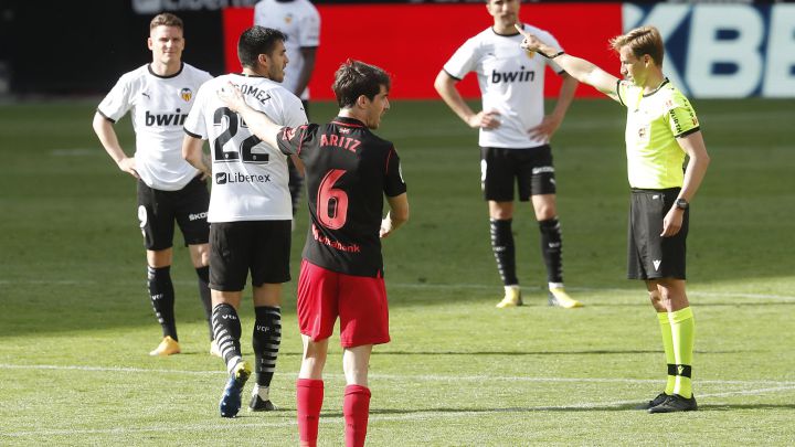 Maxi Gómez, en el momento de ser expulsado por PIzarro Gómez.