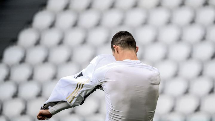 Cristiano Ronaldo tira la camiseta de la Juventus al suelo tras el partido ante el Genoa.