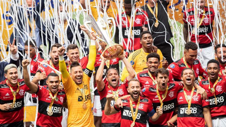 Diego Ribas y Diego Alves celebran el título de la Supercopa de Brasil con el Flamengo.