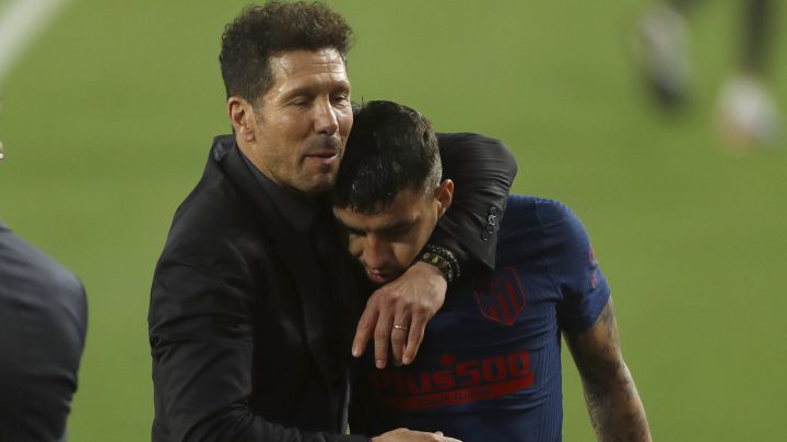 Simeone consuela a Correa tras el Betis-Atlético.