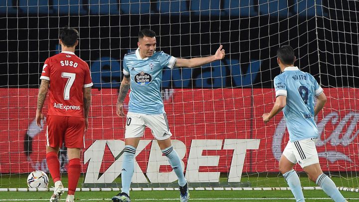 Iago Aspas celebra con Nolito uno de los goles anotados contra el Sevilla.
