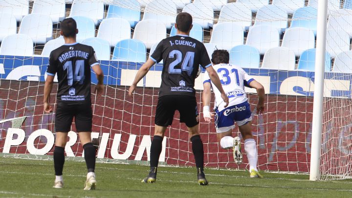 Iván Azón cabecea a la red el gol del triunfo frente al Almería.