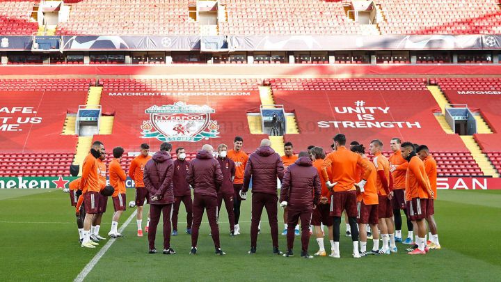 Zidane, ayer en el entrenamiento del Real Madrid en Anfield, dirigiéndose a sus jugadores