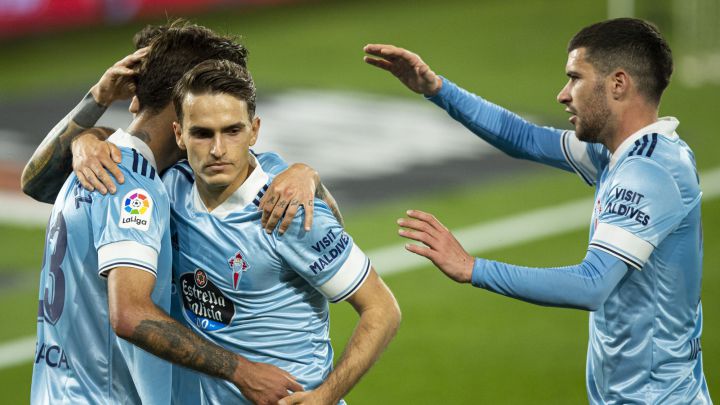 Denis Suárez celebra con Brais Méndez y Aarón Martín el tercer gol del Celta contra el Sevilla.