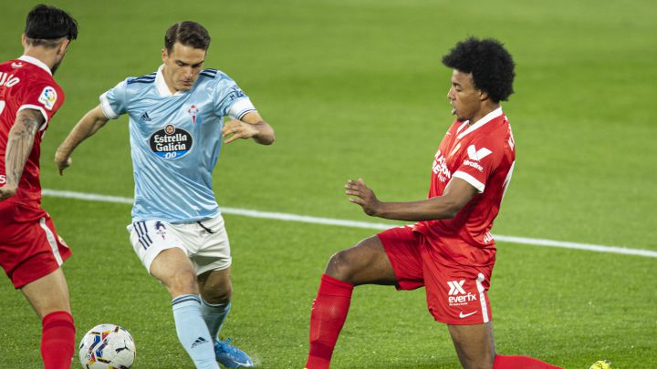 Denis Suárez intenta superar a Suso y a Koundé durante el partido entre el Celta y el Sevilla en Balaídos.