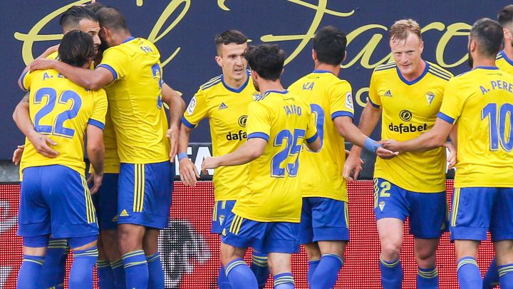 Varios jugadores del Cádiz se felicitan tras marcar un gol.