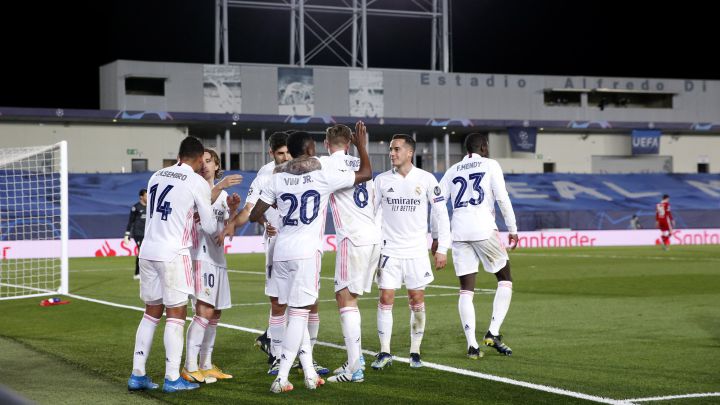 Vinicius celebra uno de sus dos goles al Liverpool en Champions League