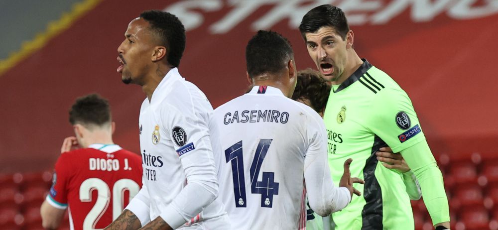 Militao, Casemiro y Courtois celebran la clasificación del Madrid para semifinales de la Champions.