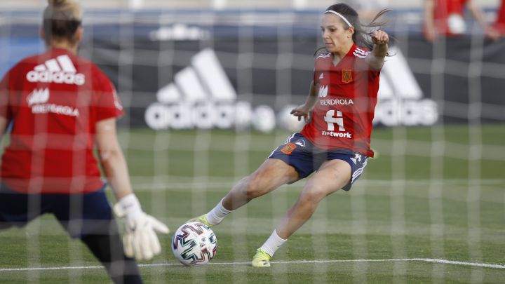 Marta Cardona dispara en un entrenamiento con la Selección.