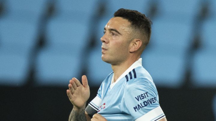 Iago Aspas se señaña el escudo del Celta tras marcar su segundo tanto contra el Sevilla.