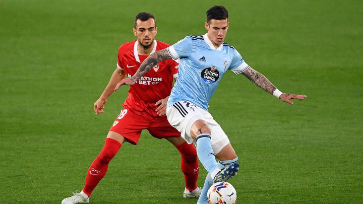 Santi Mina controla el balón delante de Joan Jordán durante el partido entre el Celta y el Sevilla en Balaídos.
