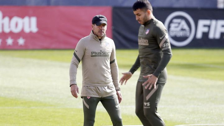 Simeone, durante la sesión de entrenamiento de ayer del Atlético.