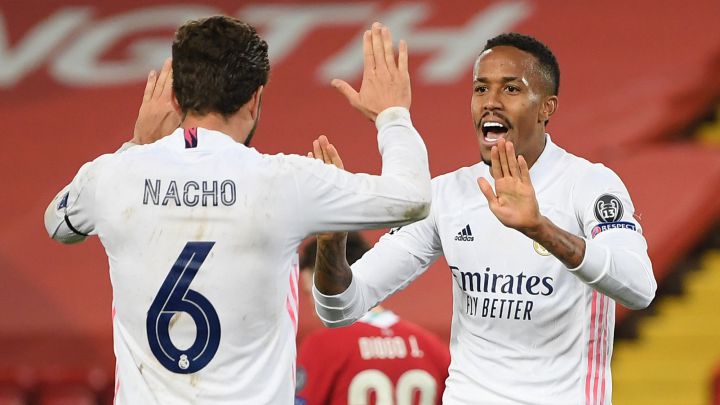 Nacho y Militao se felicitan por la clasificación del Real Madrid para semifinales de la UEFA Champions League conseguida ante el Liverpool en Anfield.