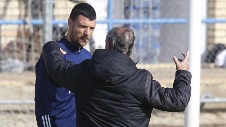 Vuckic habla con JIM en un entrenamiento.