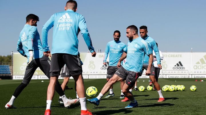 Dani Carvajal, junto a Courtois, Valverde, Isco y Mariano, en un rondo del entrenamiento en la víspera del Getafe-Real Madrid de la jornada 33 de LaLiga Santander.