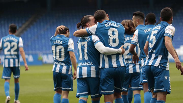 Héctor felicita a Borges tras su gol.