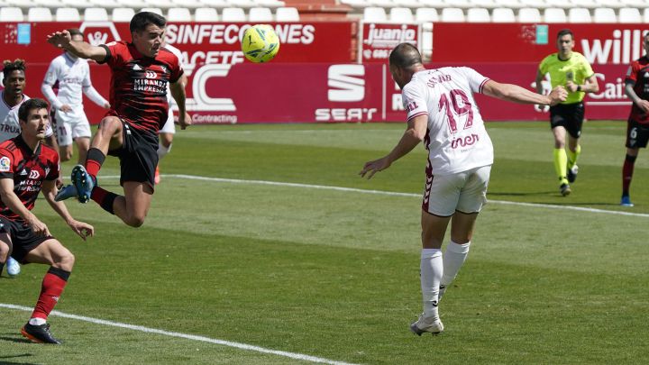 Alfredo Ortuño remata a portería para conseguir el 1-0 para el Albacete durante su partido ante el Mirandés de LaLiga Smartbank.