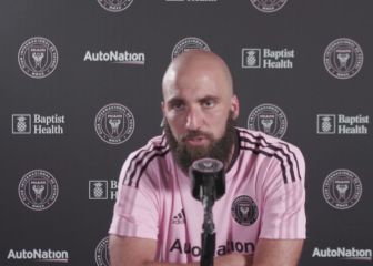 En rueda de prensa sigue impactando aún más: el look de 'Pipita' Higuaín