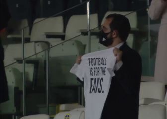 La camiseta anti-Superliga del español Víctor Orta antes del Leeds-Liverpool