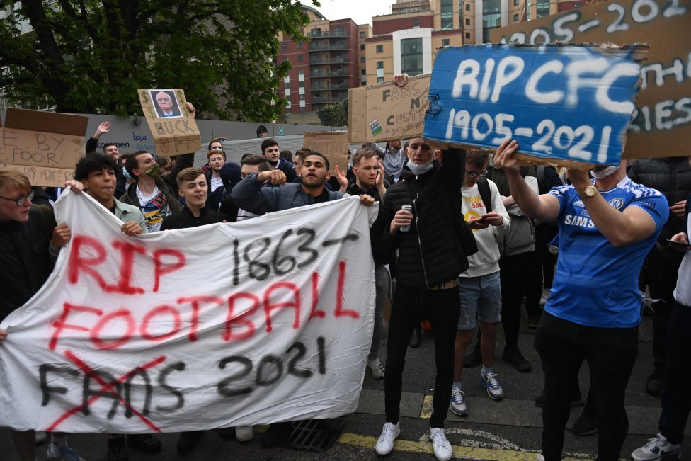 Los seguidores del Chelsea protestan contra la recién propuesta Superliga europea antes del partido de la Premier League entre Chelsea y Brighton & Hove Albion en Stamford Bridge.