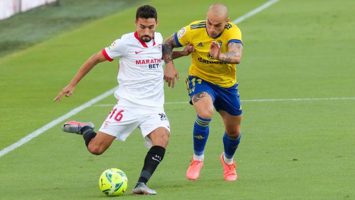 Pombo pugna con Navas, durante el Cádiz-Sevilla.