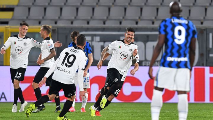 Los jugadores del Spezia celebran un gol