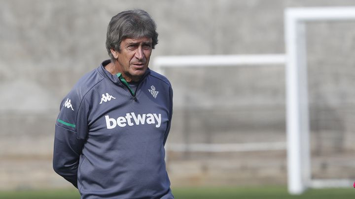El entrenador del Betis Manuel Pellegrini valoró la previa ante el Real Madrid y no dudó en meter al Sevilla en la lucha por LaLiga contra ellos.