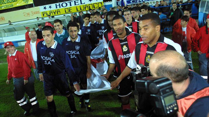 El Deportivo, saltando al campo de Miramar junto al Marino de Luanco en el partido de Copa de 2001.