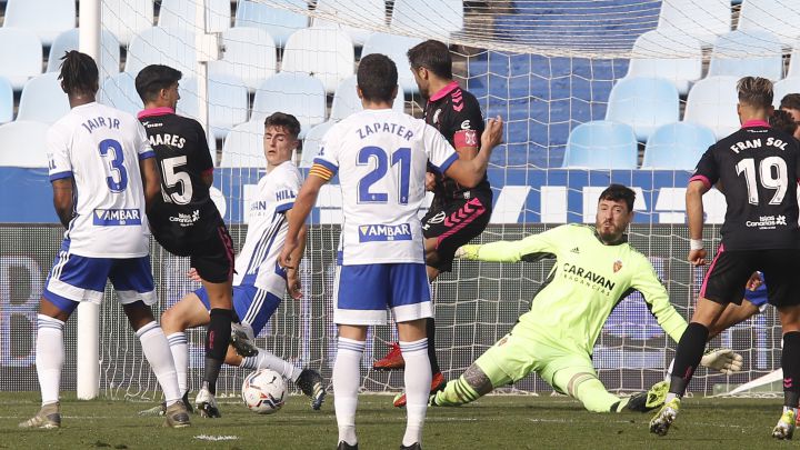 Cristian Álvarez y la defensa del Zaragoza protegen su portería frente al Tenerife, en una de sus trece porterías a cero.