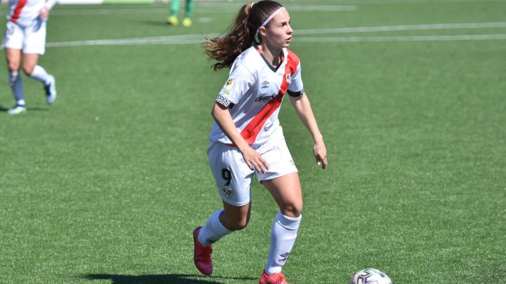 Tere Morató, delantera del Rayo femenino, conduce el balón durante un partido de la Primera Iberdrola.