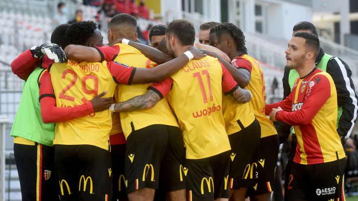 Lens's players celebrate after scoring during the French L1 football match between Lens (RC) and Nimes (ON) at the Bollaert Stadium in Lens, on April 25, 2021. (Photo by FRANCOIS LO PRESTI / AFP)
