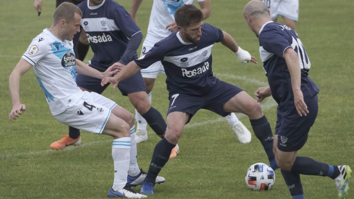 Álex Bergantiños pugnando con Arias.