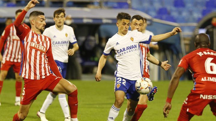 Bermejo, rodeado de jugadores del Sporting.