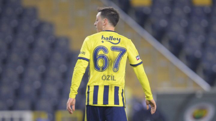 A Özil le paga el Arsenal