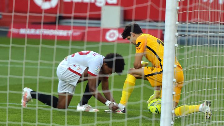 El Sevilla tiene a casi toda su defensa titular apercibida. Koundé, Acuña y Navas jugarán ante el Athletic con el peligro de no ir a Valdebebas.
