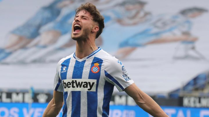 Puado, del Espanyol, celebra uno de sus tres goles.
