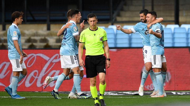 Iago Aspas se abraza a Nolito y celebra con Santi Mina y Denis Suárez el primer gol del Celta contra Osasuna.