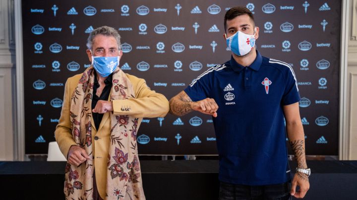 Carlos Mouriño y Álvaro Vadillo se saludan con el codo durante la presentación del jugador gaditano como nuevo jugador del Celta.