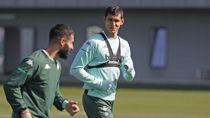 Aissa Mandi se marchará al Villarreal, rival directo del Betis por Europa, y Pellegrini está ante la encrucijada de poner o no a uno de sus pilares.