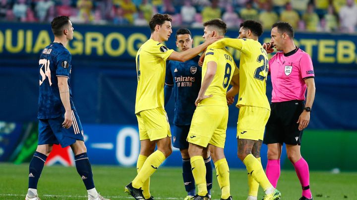 El Villarreal, enfadado con el penalti: "Saka le da la patada a Trigueros"